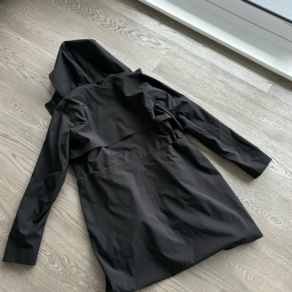 Rebel Waterproof Rain Jacket Lululemon Size 6 - Picture 3 of 4